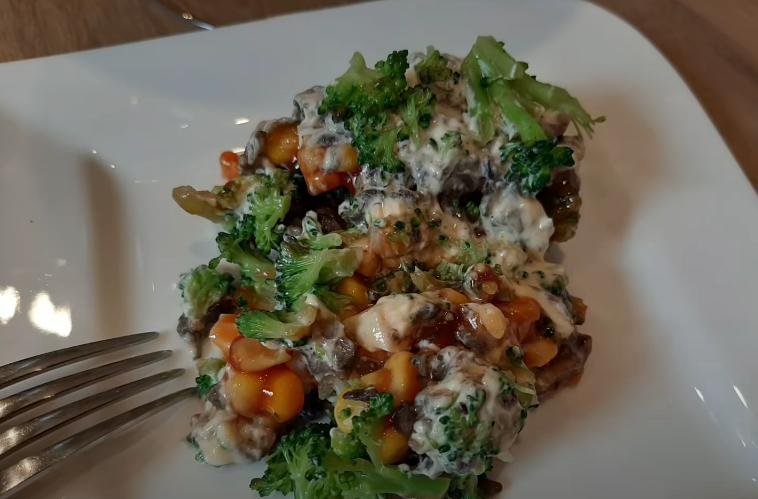 Красивый и яркий слоеный салат из брокколи, грибов и кукурузы: заправляю и кетчупом, и майонезом
