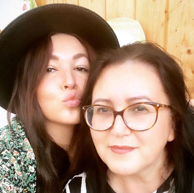 Как сестры: мама 39 летней Ирины Дубцовой выглядит моложе своих лет