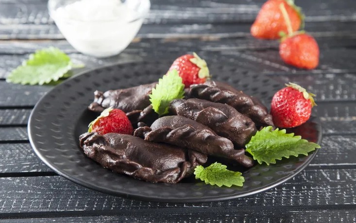 Недавно попробовала вкусные шоколадные вареники с клубникой: домашний рецепт