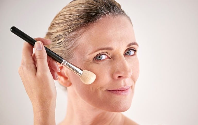Естественный и легкий макияж для женщин 50 лет (и старше) с антивозрастным эффектом: основы и примеры звезд