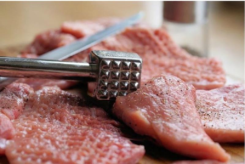 Кулинарный лайфхак: как разморозить мясо за пять минут, не используя микроволновку