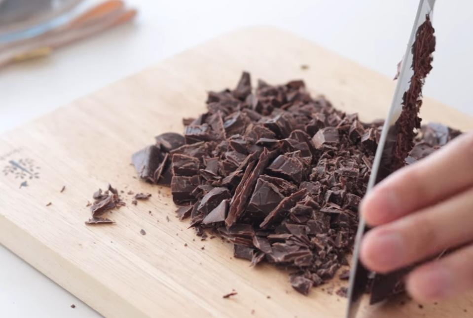 Вкусный элегантный тортик с шоколадной начинкой: идеально к душевным посиделкам с чаем