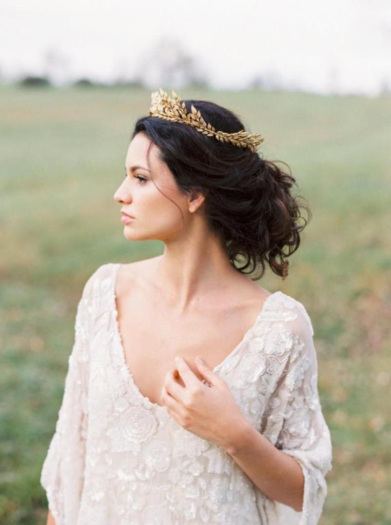 На свадьбу или другое торжество: 10 эффектных причесок с короной или диадемой