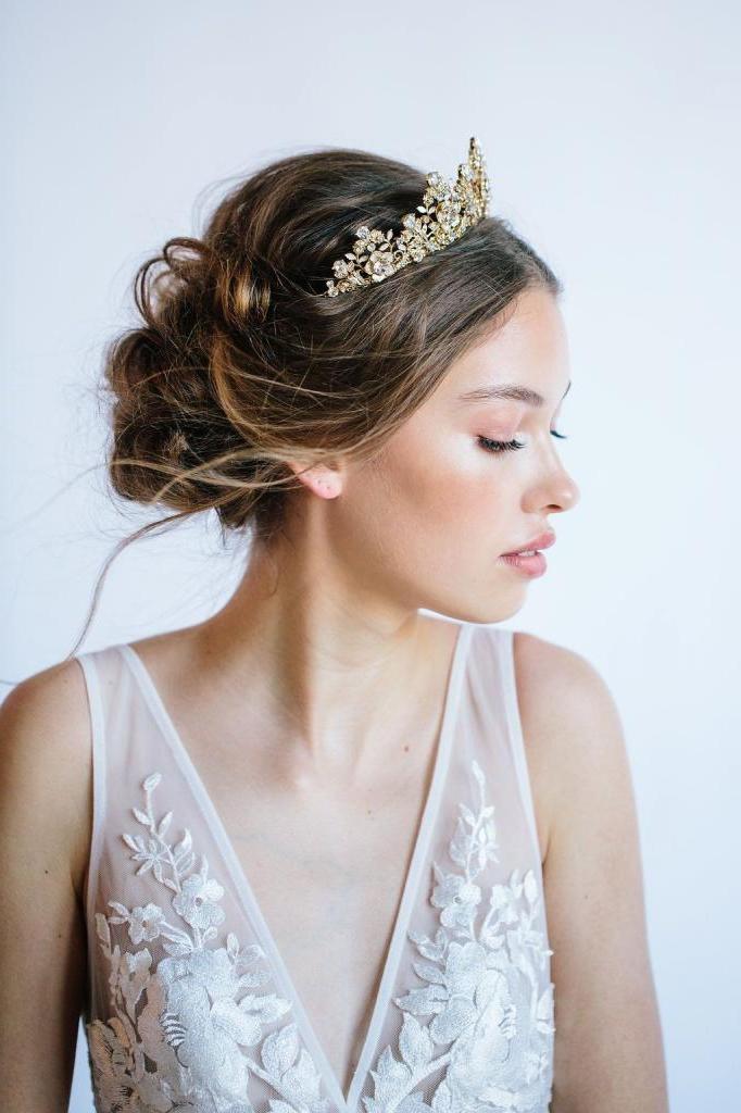 На свадьбу или другое торжество: 10 эффектных причесок с короной или диадемой