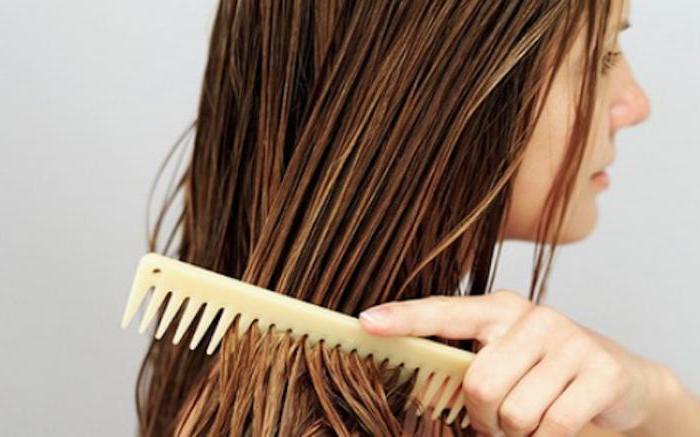 Легкое расчесывание и не только: трихолог Тони Чаар рассказал, почему полезно ополаскивать волосы уксусом