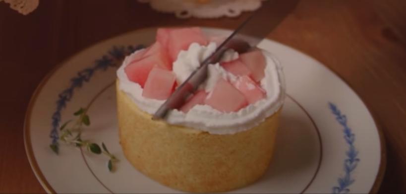 Бисквитный рулет, йогурт и сладкие персики – настоящая вкуснятина из доступных продуктов: бисквитные рулетики получаются просто сказочными