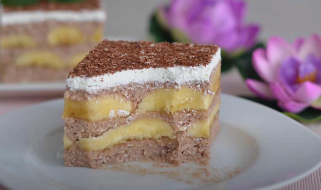 Банановый тортик с шоколадным пудингом и кокосовым кремом: даже духовку включать не придется