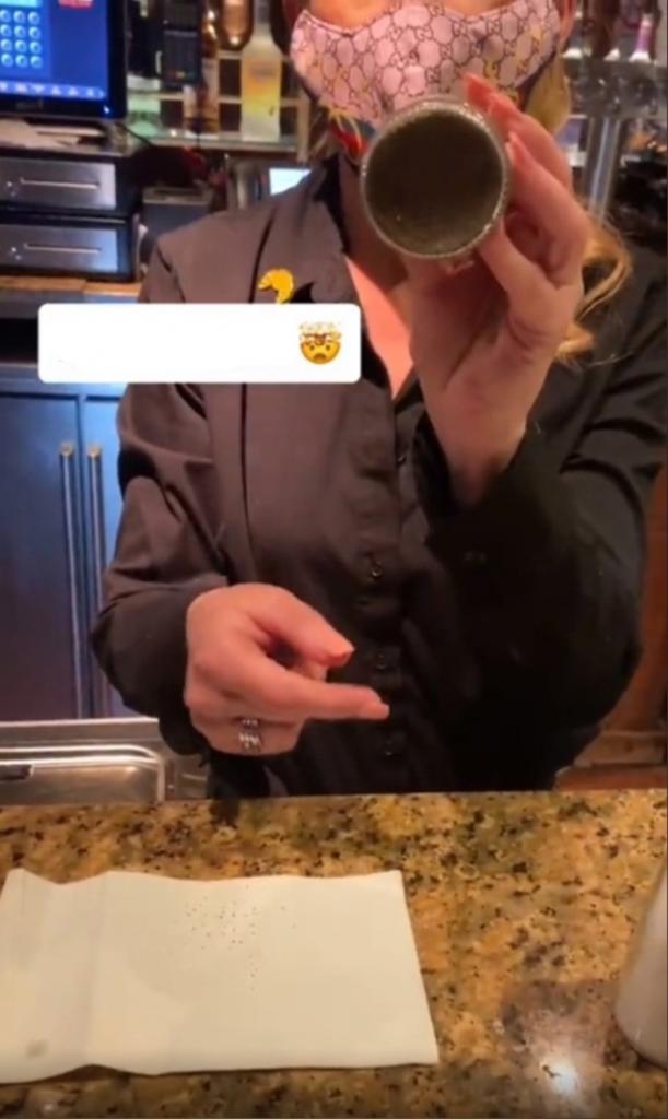 Чтобы не пересолить: официантка из английского ресторана показала необычный способ использования перечницы и солонки