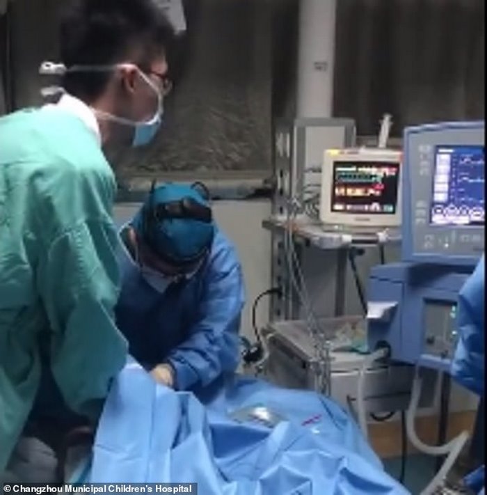 16 30 врачи. Китайский доктор Юй. Хирург разрезанный человек. Картинки разрезанного человека которые разрезали хирурги. Медики спасли мальчика они делали массаж много часов подряд.