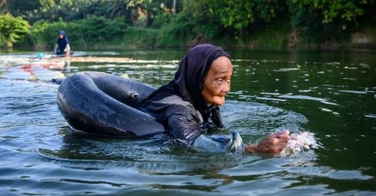 80-летние старушки преодолевают 3 км вплавь, чтобы добыть питьевую воду  