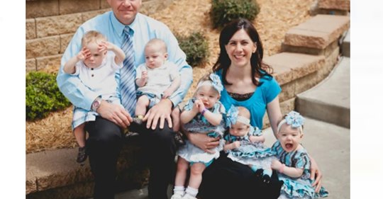 Супружеская пара не могла завести своих детей и усыновила тройню, а через неделю узнали, что жена беременна двойней