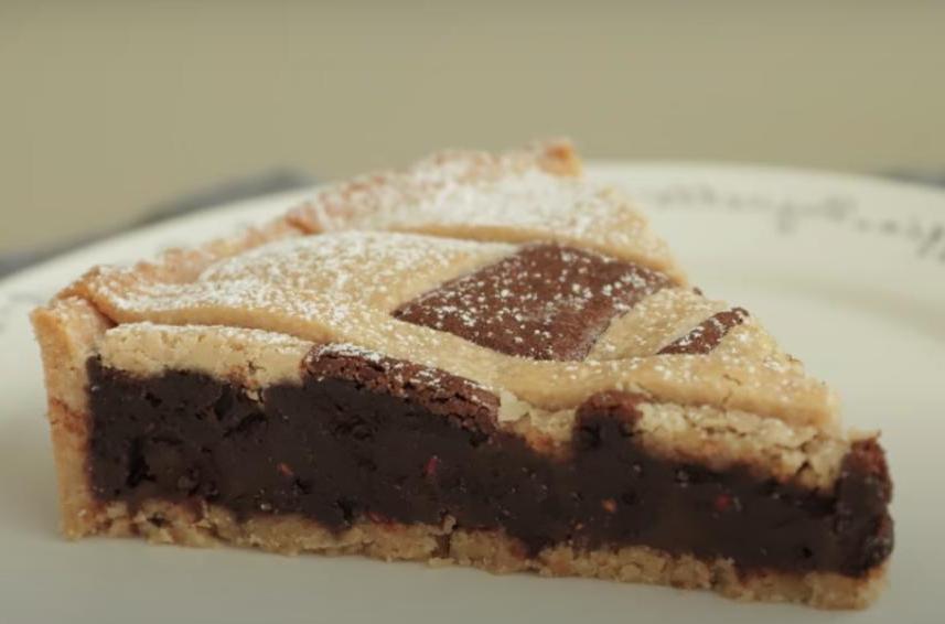 Любителям шоколадных пирогов: учимся готовить домашний тарт с начинкой в виде брауни