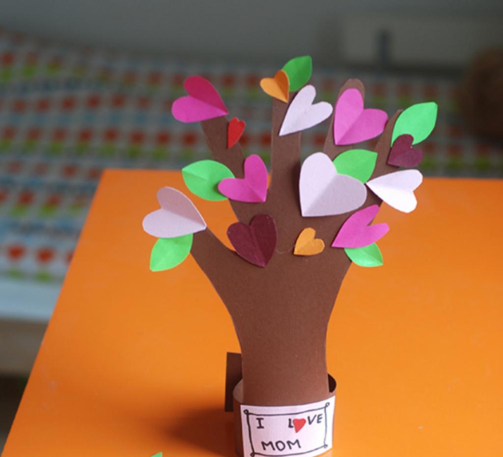 Вместе с детьми сделала деревце с сердечками. Очень просто и красиво, а главное, детям нравится