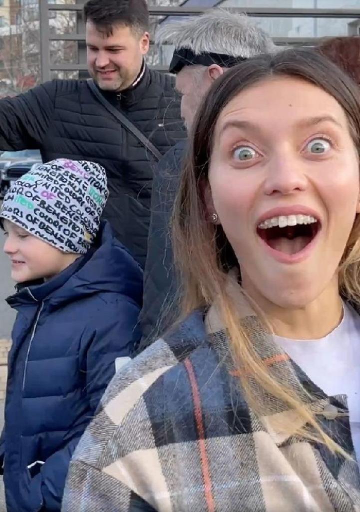  Моя мечта сбылась! : Регина Тодоренко устроила родителям роскошный сюрприз   подарила серую иномарку Volkswagen Tiguan