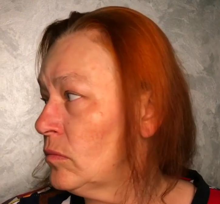Пожилая русская контролерша не узнала себя в отражении после визита в салон красоты. Фото