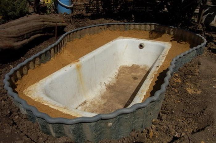 Хозяин взял старую ванну и закопал ее в саду. Результатом его работы любуется весь дачный поселок