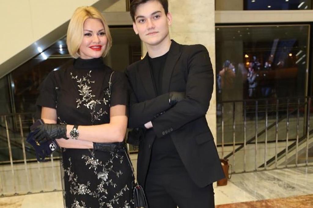 «Выглядишь снова на 20»: сын Михаила Круга трогательно поздравил маму с днем рождения