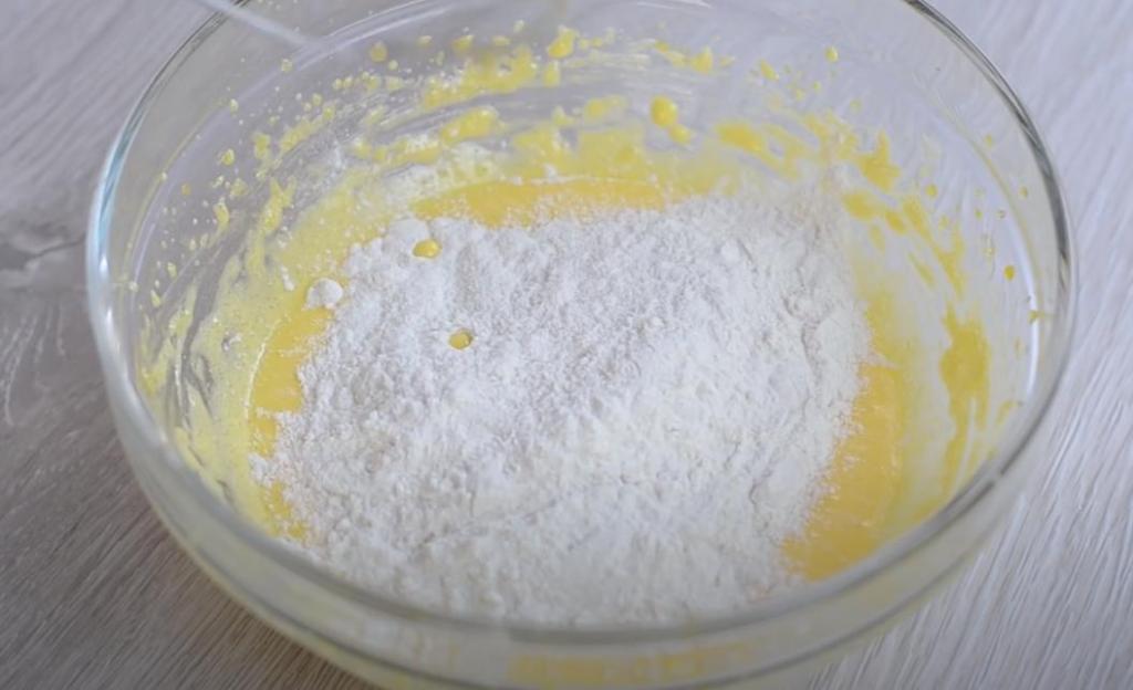 Торт  Восторг  с ананасами, сливочным кремом и миндалем: рецепт яркого десерта