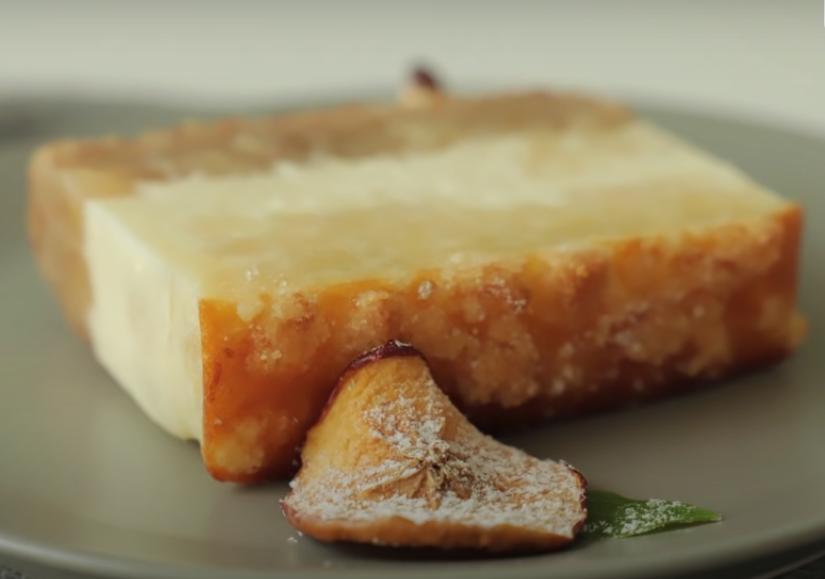Сверху   крошка, снизу   яблочки, а посередине   слой из сливочного сыра: на праздник можно приготовить красивый десерт с нежнейшим вкусом