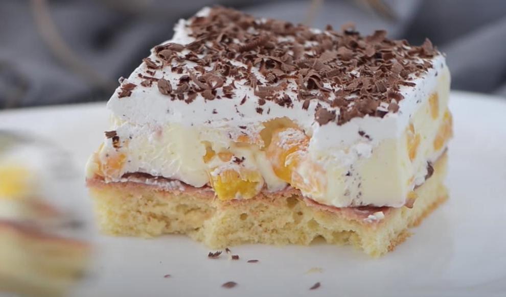 Нежный на вкус фруктовый торт с ванильно сливочным кремом: готовится с консервированными персиками, поэтому делать можно в любое время года
