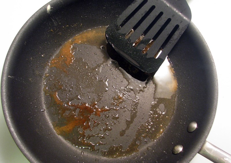 Любимая привычка, из за которой антипригарное покрытие сковороды портится быстрее, чем от железной лопатки или вилки (грешат даже опытные хозяйки)