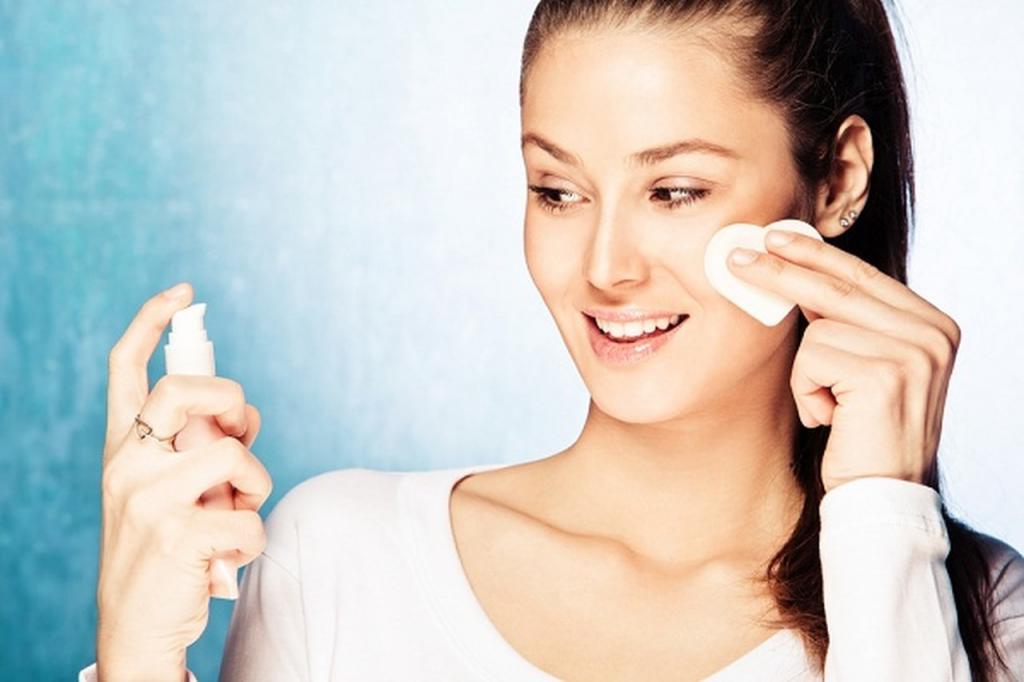 Защищаем кожу вокруг глаз от сухости: весомые причины снять макияж перед сном