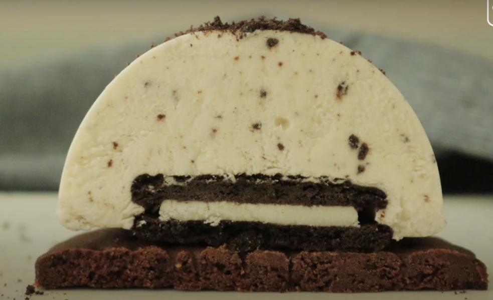 Интересный десерт для тех, кто любит  Орео  и нежный вкус чизкейка: готовим пирожное из крем сыра и шоколадного печенья