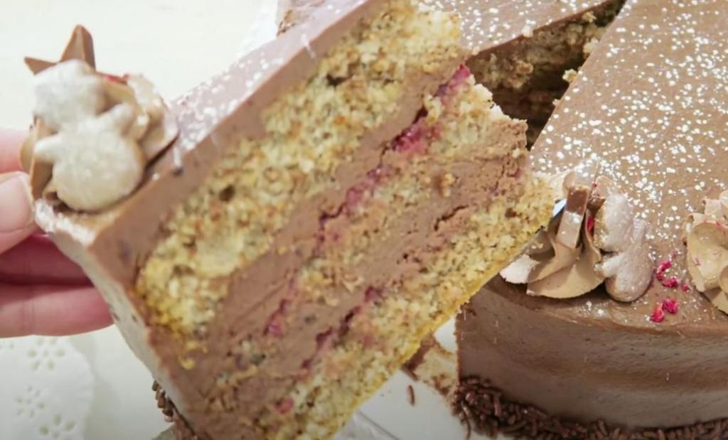 Орехово бисквитный торт с шоколадным кремом и малиновым вареньем: десерт для любого праздника