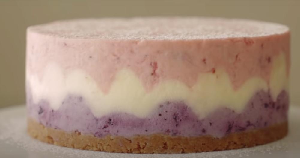 Трехцветный чизкейк с ягодами без выпекания: учимся готовить по настоящему вкусный и красивый десерт
