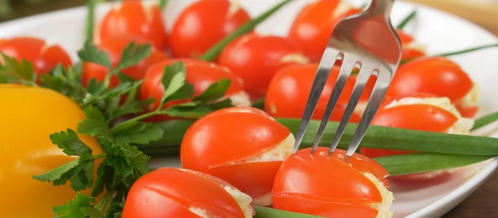 К 8 Марта вместо тюльпанов покупаем томаты: яркий салат, который впечатлит вторую половинку