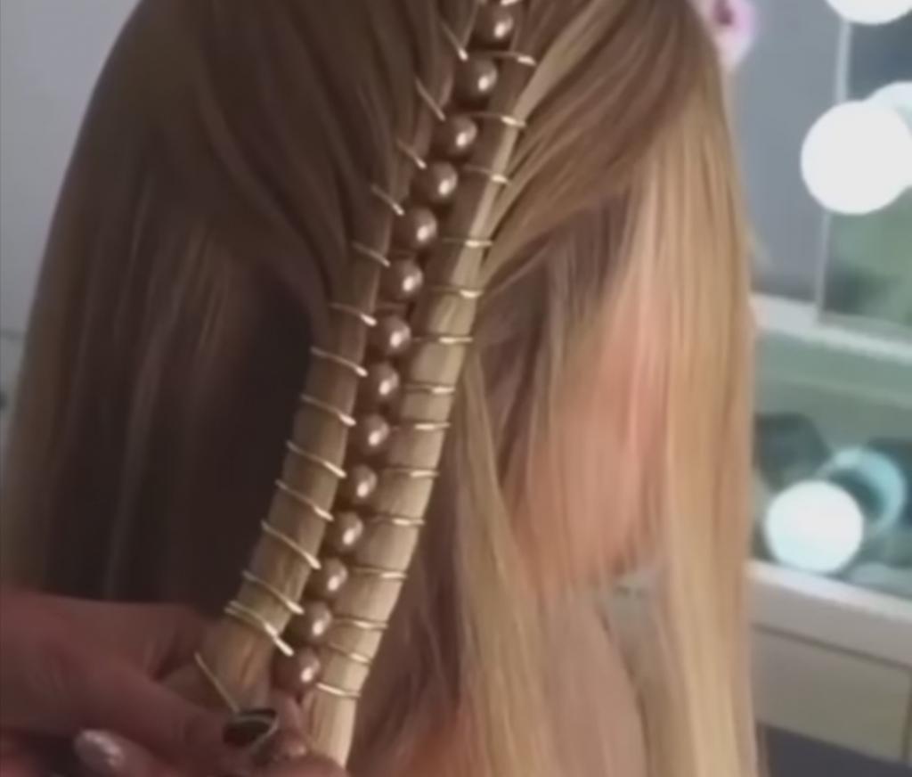 Распущенные волосы можно превратить в праздничную прическу: нужны золотая веревка и бусины