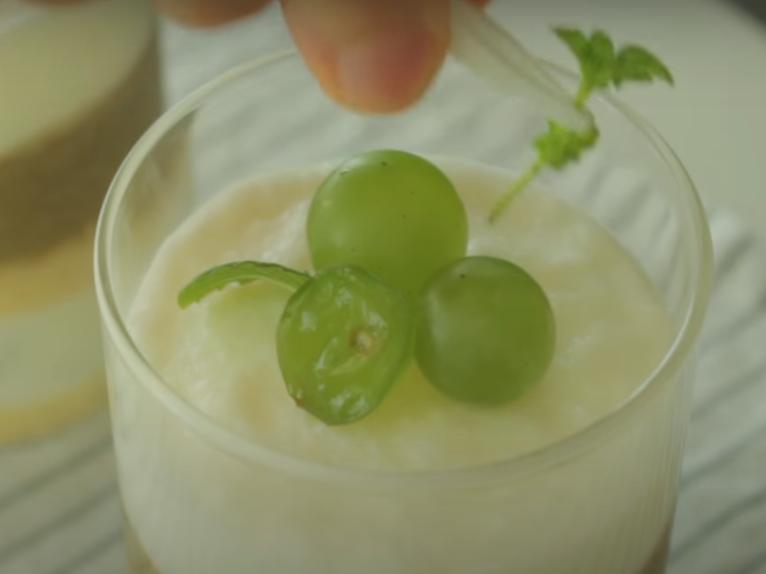 Йогуртовый крем, виноград и бисквитные коржи: готовим простой, но очень вкусный десерт на скорую руку