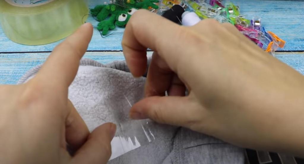Учимся зашивать дырку на одежде так, чтобы никто не догадался, что она там вообще была: нужны скотч, нитка и иголка (видео)