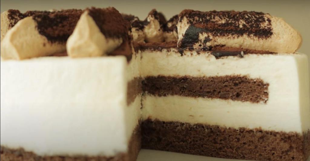 Бисквитный тортик с кофейными коржами, нежным кремом и какао порошком: как приготовить изысканное лакомство в домашних условиях