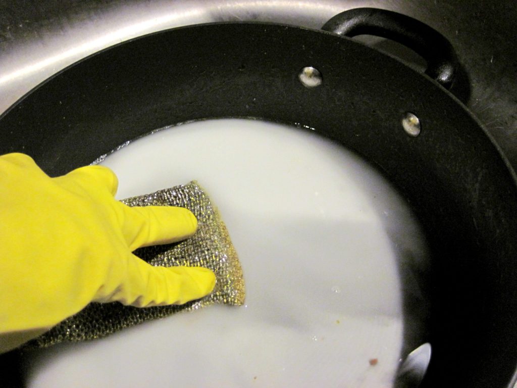 Очищает пригоревшие сковородки и пятна на коврах: нестандартные способы применения поваренной соли
