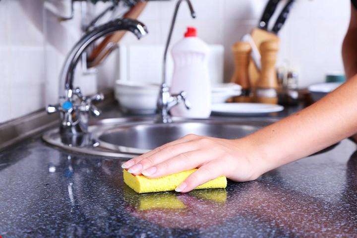 Любая кожура, уксус и вода: рецепт натурального очистителя для кухни