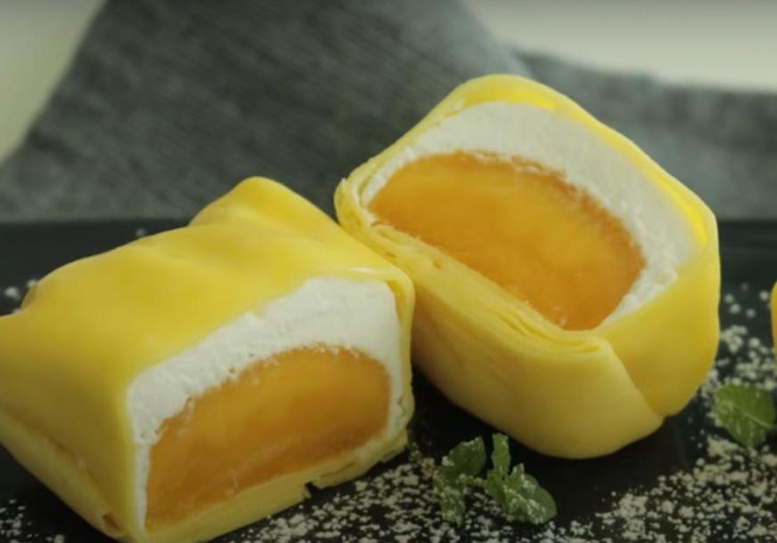 Кусочки сочного манго, тонкие блинчики и воздушный крем: готовим десерт с необычным вкусом и очень красивым дизайном