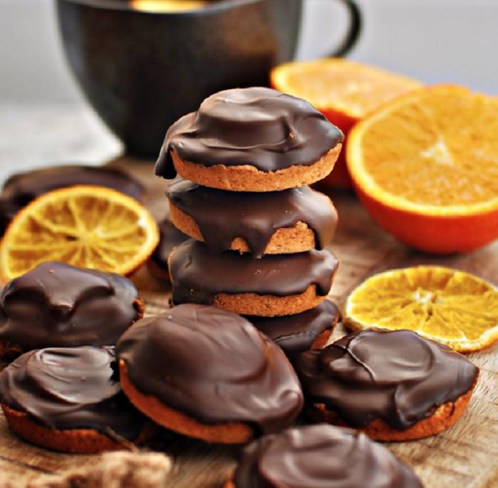Вкусное печенье с апельсиновым желе, покрытое глазурью из темного шоколада: рецепт десерта