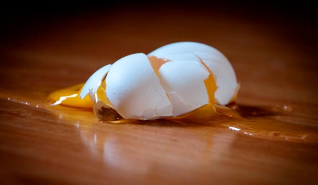 Если случайно разбили яйцо   возьмите стакан соли, и полы мыть не придется