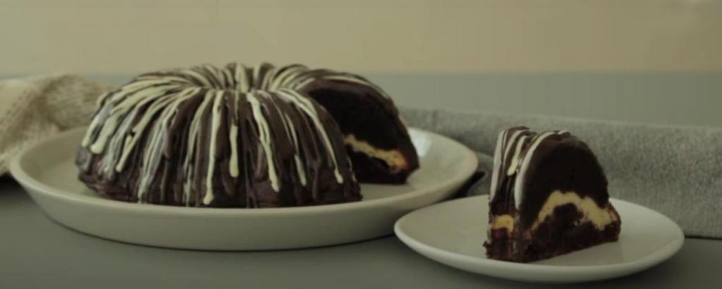 Простой рецепт шоколадного кекса с кремовой прослойкой: лакомство буквально тает на языке