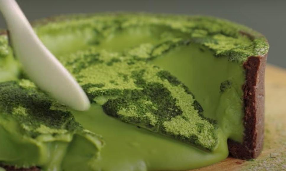  Лавовый  торт с чаем матча: при разрезании растекается зеленая начинка с изумительным вкусом
