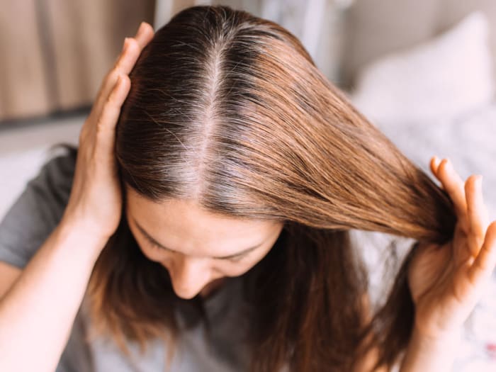 Всю голову красить не нужно: простые способы, которые помогут скрыть седые волосы
