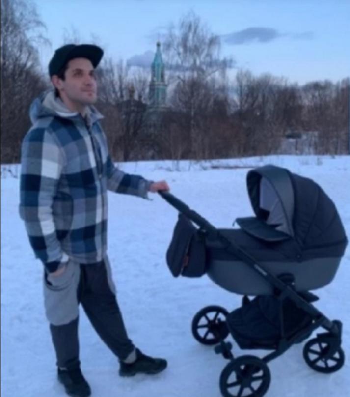 Звезда сериала «Кухня» Марк Богатырев опубликовал снимок с прогулки с новорожденным наследником и рассказал об отцовстве