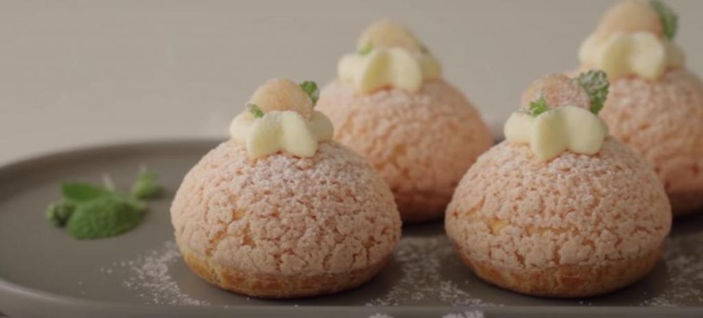 Забираем в копилку рецепт необычного пирожного: воздушные шарики с персиками и нежным кремом