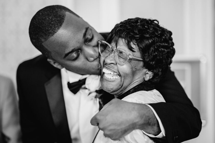 Неподдельное счастье: 10 трогательных фото матерей на свадьбах своих детей