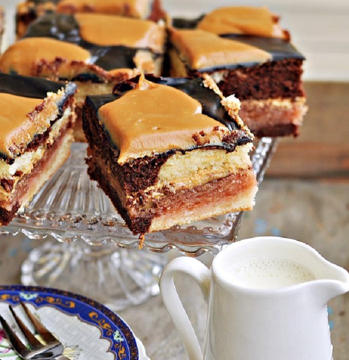 Яркий и вкусный яблочный пирог  Коровка  с шоколадом, топпингом и помадкой: рецепт необычного десерта