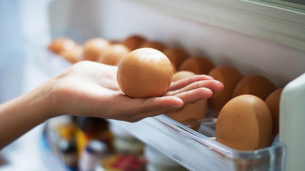6 хитростей умелых хозяек: как очистить яйцо от скорлупы