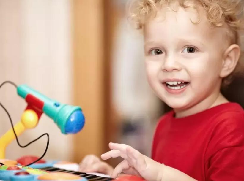 Убирайте громкие игрушки и цветы: вещи, которым не место в детской комнате