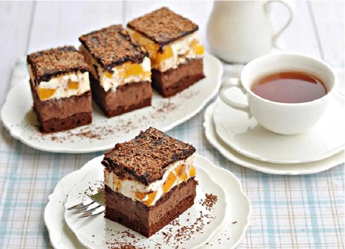Шоколадный торт  Фантазия  с консервированными персиками и нежным пудингом: рецепт вкусного десерта