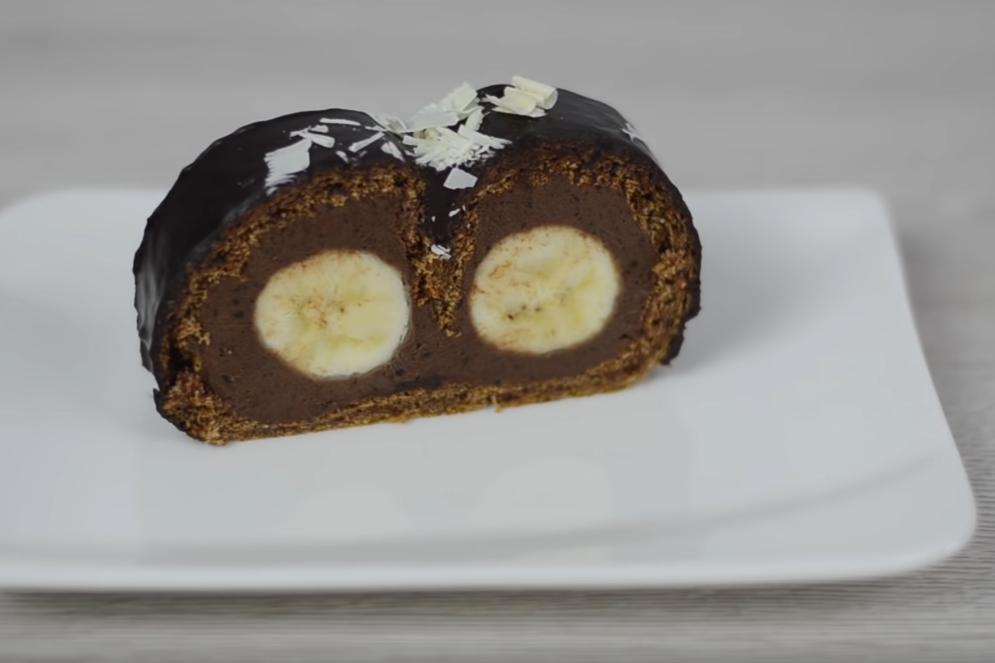 Шоколадный рулет с бананами и глазурью радует не только вкусом, но и тем, что готовится из простых продуктов